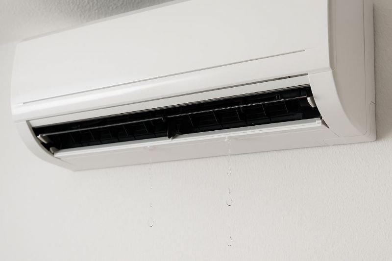 冷氣室內機會滴水還能吹嗎？5大常見原因與解決方法